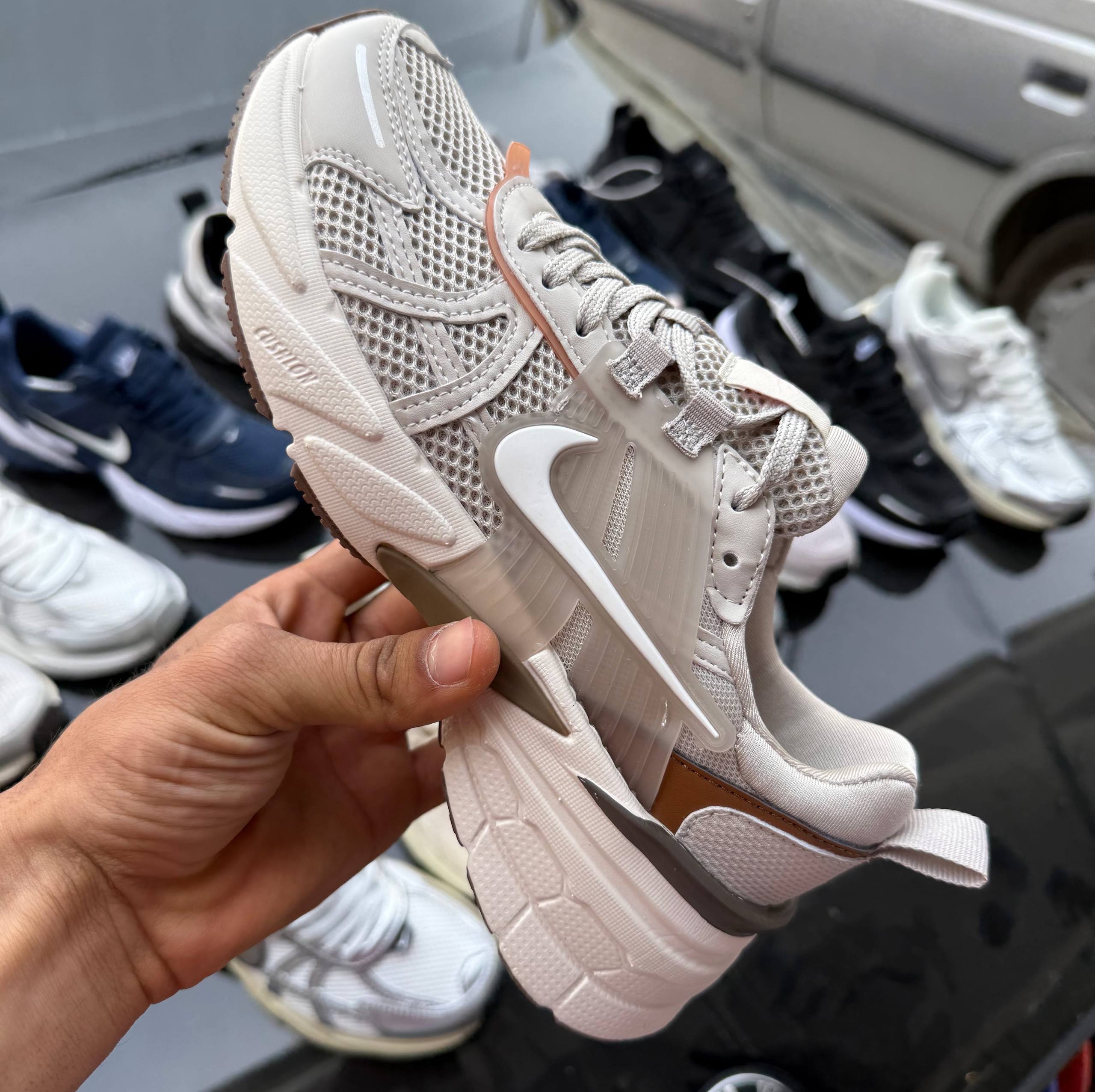 نایک وی تو کی موکا Nike V2K Run 242